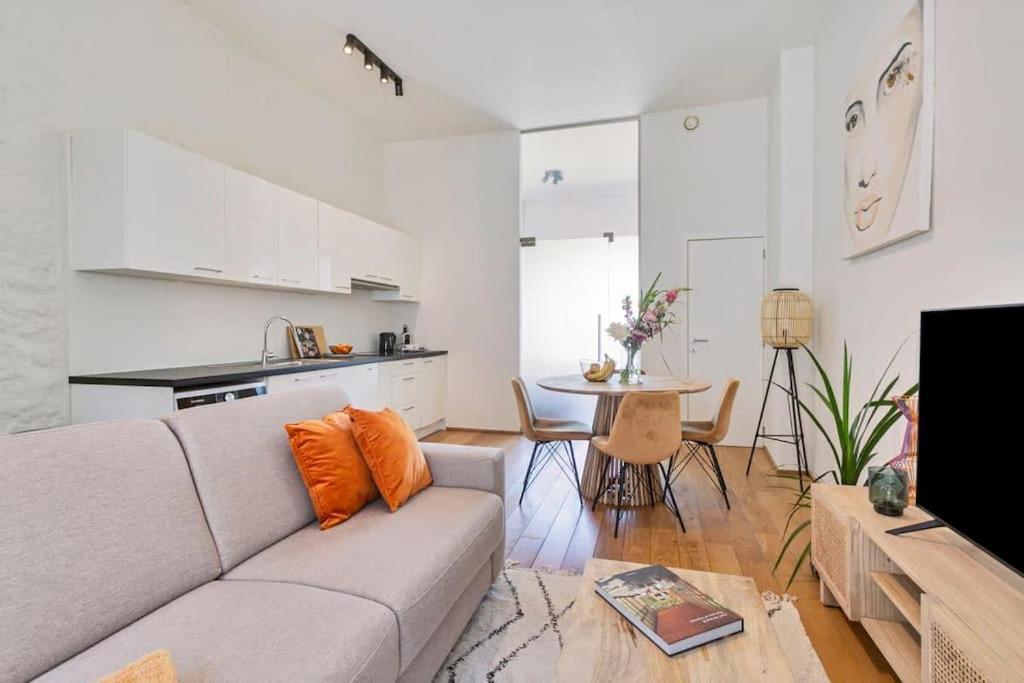 Wonderful In The Center Of Apartment *